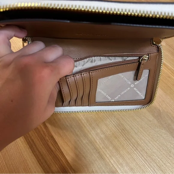 Michael Kors Jet Set Signature Logo Smartphone Wristlet - Picture 8 of 11